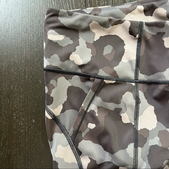 BOGO! Athleta Lightening Camo 7/8 Legging Black Gray XS - Picture 9 of 11